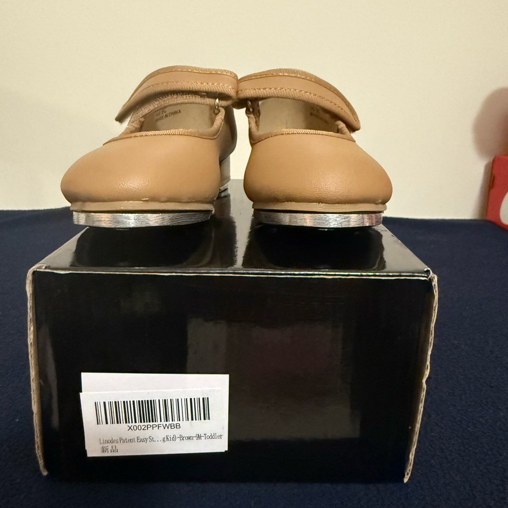 Tap Dancing Shows with Velcro Strap and Rounded Toe - Picture 2 of 7